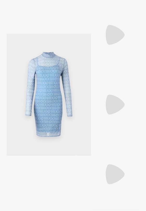 Blauwe jurk met lange mouwen van doorschijnende stof, met een overal herhaald "HUGO" logo-patroon, hoge hals en een aansluitende silouet.; Zwarte puntige slingback schoen met een lage hak, gemaakt van soepel leer en voorzien van een uitsnede aan de zijkant voor ventilatie.; Zwarte leren schoudertas met een zachte textuur, driehoekige vorm en verstelbare schouderriem, gecombineerd met een lichtblauw gestreept shirt en witte broek.; Drie metalen ringen: één roségoud, één goud met een gestructureerd accent en één zilver, allemaal met gegraveerde branding aan de binnenzijde.
