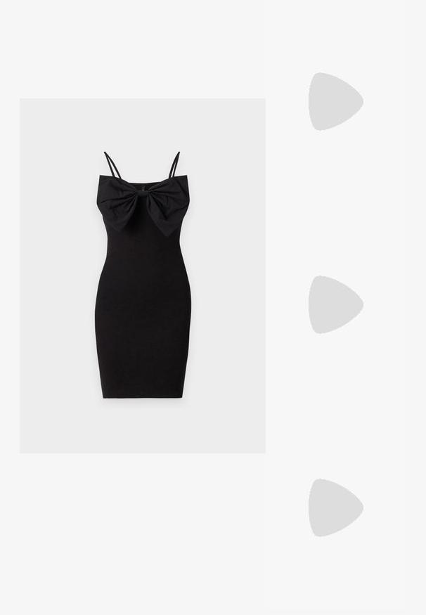 Robe noire ajustée avec un grand nœud décoratif au niveau du décolleté, dotée de fines bretelles ajustables et d'un tissu lisse et extensible.; Talons aiguilles dorés métalliques avec un bout pointu et un talon épais. Texture lisse, design minimaliste et une fine bride.; Sac à main en cuir noir avec une forme courbée, bandoulière amovible et des accessoires en or. Le sac est doté d'un rabat avec un détail de boucle.; Boucle d'oreille en métal doré avec un design élégant et courbé. Présente une forme conique distinctive, une surface polie et une fermeture à charnière.