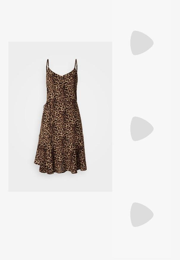 Haljina s leopard uzorkom, tanke naramenice, V-izrez, detalji s gumbima, uski struk i lepršavi rub, izrađena od mekog, laganog materijala.; Crne lakirane slingback potpetice s oštrim prstom i malom blok petom, s naglaskom na srebrnoj kopči na remenu.; Crne pravokutne sunčane naočale s tamno obojenim lećama, debelim plastičnim okvirom i širokim sljepočnicama. Glatka površina i kutni dizajn.; Set od 16 srebrnih narukvica različitih tekstura, uključujući glatke, uvrnute i perlate uzorke, raspoređene u četiri reda na bijeloj pozadini.