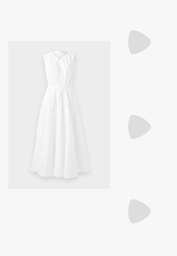 Bijela haljina bez rukava s okruglim izrezom, nabranim područjem tijela i višeslojnim A-linijskim suknjom, izrađena od glatkog, laganog materijala.; Crne kožne cipele s remenom oko pete, s izduženim vrhom, dekorativnim trakama s metalnim rupama i niskom blok petom. Teksturirana površina.; Crna kožna torbica u obliku zakrivljenog mjeseca, s tankom naramenicom i suptilnim zlatnim brandiranjem sprijeda. Glatka tekstura s minimalnim hardverom.; Srebrni padlockovi u obliku srca s ugraviranim tekstovima "DA" i "NE", s poliranim završnim obradama, simetričnim dizajnom i robusnim metalnim kopčanjem.