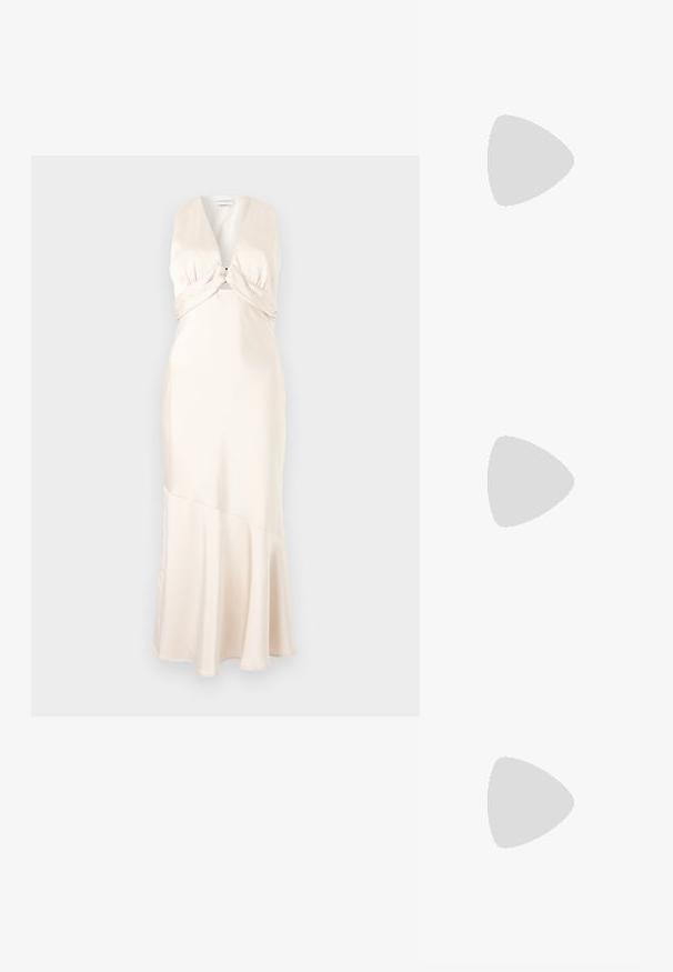 Pehmeast kreemist satiinist maksi kleit, millel on sügav V-kaelus ja keerutatud bodice detail, flared äärega ja sujuva tekstuuriga.; Mustmust paelad, millel on terav varvas, tekstuuriga maduprindiga, reguleeritav rihm ja lühike tekstuuriga plokknina.; Must küllastamata nahast õlakott, millel on kaks esist nähtavat taskut, kuldsed pandlad, tõmblukuga sulgemine ja peen rihm. Tekstuuriga pind ja kompaktne ristkülikukujuline kuju.; Kuldtoonilised metallist rõngas kõrvarõngad, millel on kõver ja piklik kuju. Omavad siledat, läikivat pinda ja ümarat tipptugevdust, mis lisab detaili.