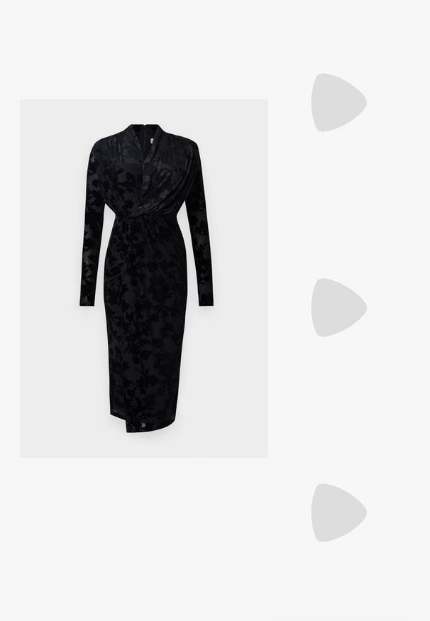 Diane von Furstenberg TAMRA DRESS - Kokteilikleit/peokleit - black; Mustad patenteeritud nahast sildiga kontsad, millel on terav nina ja väike plokk-konts, mille rihmal on hõbedane pandla aksessuaar.; Kuldmetallist käekott, millel on struktureeritud disain, sile tekstuur ja reguleeritav rihm. Omab ainulaadset kolmnurkset kuju ja minimalistlikku õmblust.; Kuldse värvi kõrvarõngad, mis on kaunistatud tekstuursete ja laineliste kujunditega. Komplektis on skulpturaalsed klamber kõrvarõngad ja avatud rõngasdisain, millel on lõhestatud viimistlus.