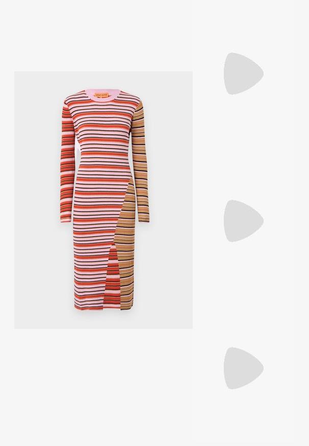 Rippendes Langarmkleid mit vertikalen Streifen in Rot, Pink, Schwarz und Braun, mit einem seitlichen Schlitz und einer taillierten Silhouette.; Schwarze Leder-Ballettschuhe mit abgerundeter Spitze, glatter Textur, minimalen Nähdetails und einem flexiblen Sohlen-Design.; Braune Ledertasche mit Klappenverschluss, Beschlägen in Goldfarbe, einem Schultergurt und einer glatten Oberfläche. Kompakte rechteckige Form.; Goldfarbene Ohrstecker mit Knoten in gedrehter Ausführung. Jeder Ohrstecker verfügt über eine runde, transparente Rückseite für sicheren Halt.