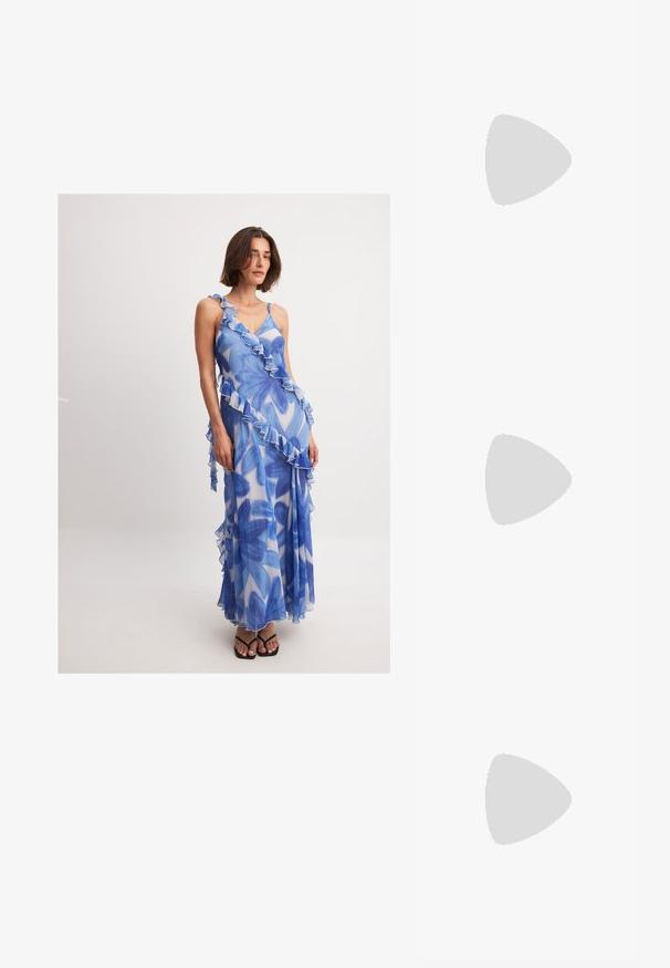NA-KD RUFFLE DETAIL  - Maksi suknelė - white blue floral; Auksinės metalinės kulniuko šlepetės su juostelėmis, kvadratiniu blokiniu kulnu ir reguliuojamu kulkšnies dirželiu su sagtimi. Lygi tekstūra.; Juodas odinis krepšys su išlenkta forma, nuimamu dirželiu ir auksiniais detalėmis. Krepšys turi kilpą su sagtimi.; Auksinės tonacijos auskarai-žiedai su lygiu, poliruotu paviršiumi. Yra pusmėnulio forma ir patikimas užsegimas.
