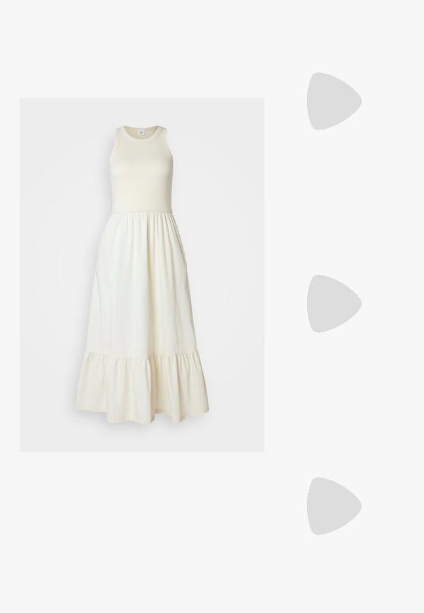 Gap Tall MIDI DRESS - Denné šaty - beige; Čierne lakované kožené sandálové podpätky s špicatou špičkou a geometrickým blokovým podpätkom. Disponujú elegantným, minimalistickým dizajnom a hladkým povrchom.; Biely kožený kabelka s zakriveným tvarom, nastaviteľným popruhom a malým detailom pracky. Model nosí priliehavý čierny outfit.; Náušnice v zlatej farbe s textúrovanými, vlnitými tvarmi. Obsahujú sochárske klipsové náušnice a otvorený tvar krúžku s kladivkovým povrchom.