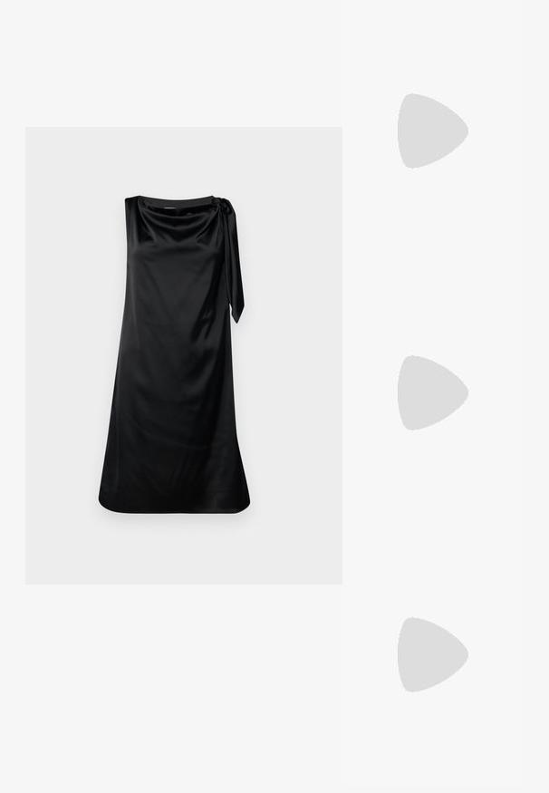 Robe en satin noir avec une coupe décontractée, un décolleté drapé et un détail de nouage sur le côté. Texture lisse et design à mi-mollet.; Sandale à talons hauts en suede noir avec des brides croisées, un accent décoratif en métal argenté et une semelle à plateforme pour plus de hauteur.; Lunettes de soleil noires surdimensionnées avec des verres dégradés, monture épaisse et détails en chaîne dorée sur les branches.; Pochette métallique argentée avec un design d'enveloppe angulaire, texture lisse et couleur intérieure contrastante, tenue dans une main portant un manteau noir.