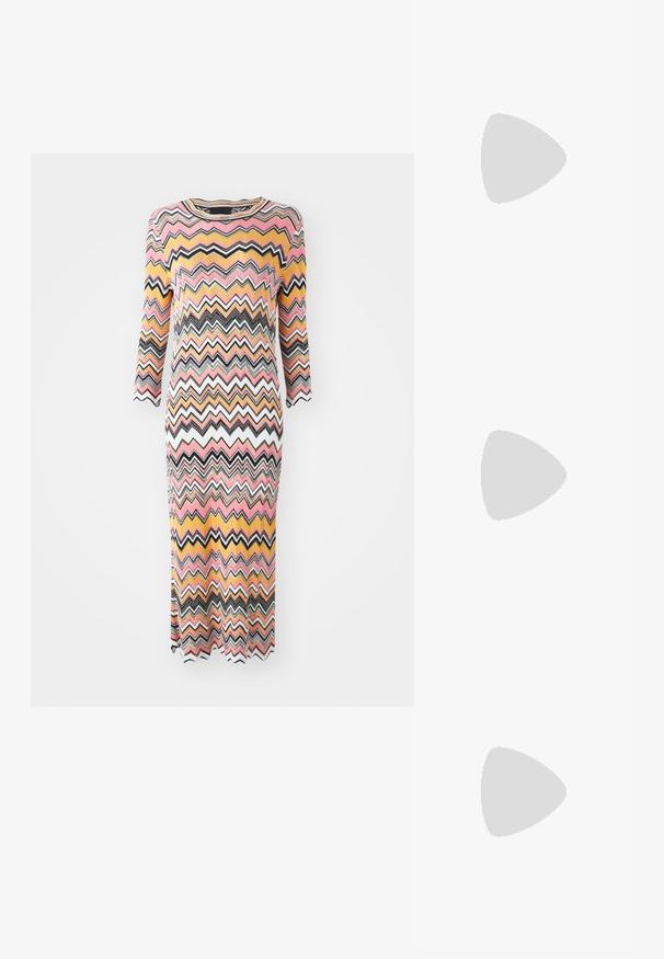 Marc Cain Maxikjoler - multi-coloured; Lys beige læder loafers med en syet front og en tekstureret sort platformhæl. Har et buet design og en let hævning.; Brun, tekstureret håndtaske lavet af blødt fleece-materiale med rektangulær form, dobbelt top-håndtag og en aftagelig brun rem.; Sølv hoops øreringe med et glat, afrundet design og en elegant, poleret finish. Har en minimalistisk form med en let åbning.