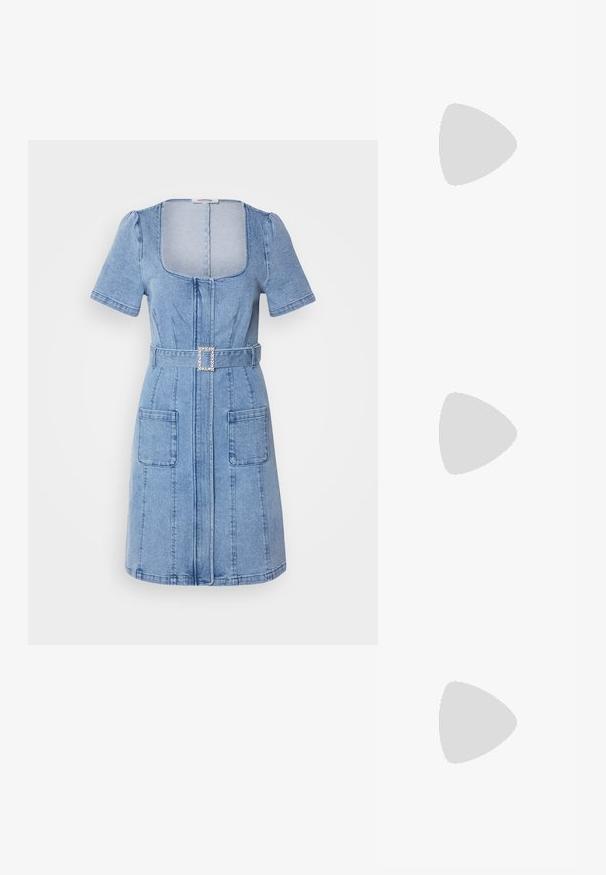 Jasnoniebieska sukienka dżinsowa z krótkimi bufkami, kwadratowym dekoltem, zamkiem błyskawicznym z przodu, dwiema dużymi kieszeniami oraz paskiem z kwadratową klamrą wysadzaną cyrkoniami.; Brązowe skórzane kowbojki z wyciągniętym nosem, haftowanymi wzorami spiralnymi na cholewie oraz blokowym obcasem. Posiadają pętlę ułatwiającą zakładanie.; Czarna skórzana torba hobo z pojedynczym, miękkim, zaokrąglonym uchwytem; charakteryzuje się gładką teksturą i minimalistycznym designem. Brak widocznych elementów metalowych lub akcentów.; Srebrne kolczyki w formie obręczy o minimalistycznym designie. Okrągły kształt, gładka faktura i cienki profil. Lekkie, z polerowanym wykończeniem.