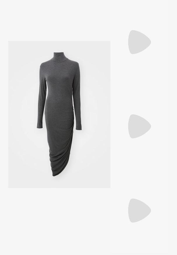 Norma Kamali LONG SLEEVE TURTLENECK SIDE DRAPE DRESS  - Džersio suknelė - dark grey; Juodos lakuotos odinės šlepetės su smailiu nosiu, žemu kitten kulnu ir nuošaliais kraštais, turinčios blizgantį paviršių ir minimalistišką dizainą.; Juodas odinis portfelis su raukšlėtu dizainu, minkšta tekstūra, suapvalintu viršumi ir metaline grandine. Kompaktiška ir struktūruota siluetas.; Zign Apyrankė - silver-coloured