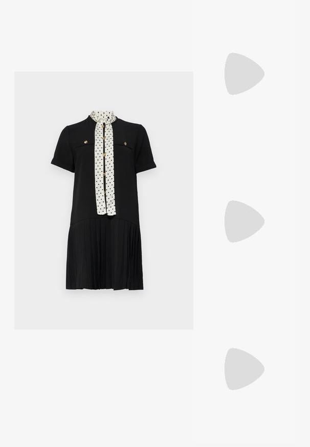 sandro Freizeitkleid - noir; Schwarze Leder-Ballettschuhe mit abgerundeter Spitze, glatter Textur, minimalen Nähdetails und einem flexiblen Sohlen-Design.; Schwarze Leder-Halbmondtasche mit einem goldenen Hardware-Akzent und einem Reißverschluss. Über einem grauen Pullover quer über den Körper getragen.; Goldfarbene Ohrstecker mit Knoten in gedrehter Ausführung. Jeder Ohrstecker verfügt über eine runde, transparente Rückseite für sicheren Halt.