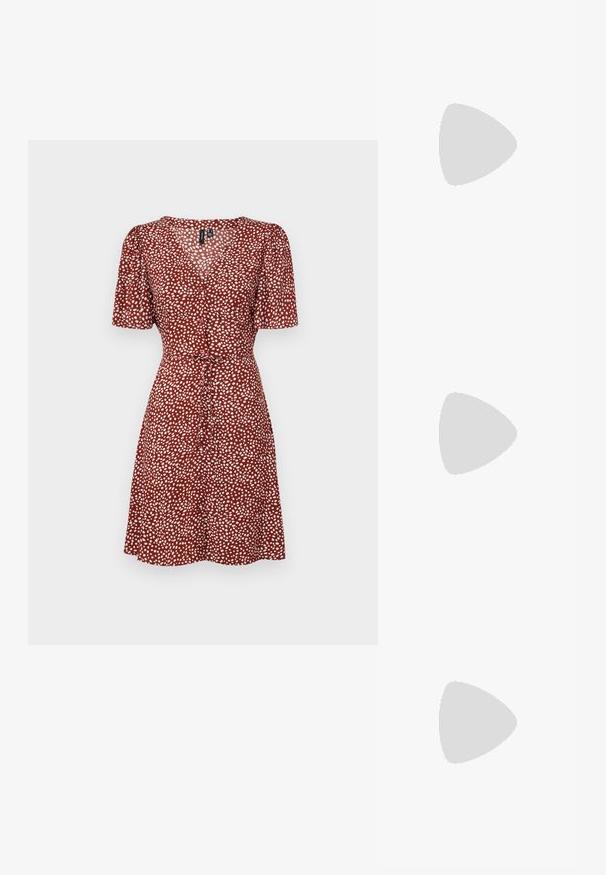 Vero Moda VMALBA SHORT DRESS - Rochie de zi - fired brick; Bershka Sandale cu toc - black; Ochelari în nuanță de țestoasă maro, cu lentile ovale, brațe subțiri și accente transparente. Prezintă un logo subtil pe tâmplă. Design elegant și ușor.; Geantă de umăr metalică aurie cu un design structurat, textură netedă și curea reglabilă. Prezintă o formă triangulară unică și cusături minimaliste.