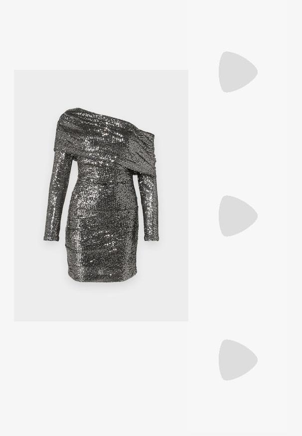 Zasjajana obleka z off-shoulder izrezom, dolgimi rokavi in prilegajočo silhueto. Narejena iz metalnega materiala v srebrnih odtenkih.; Zlate sandale s peto in vozlom spredaj, z naborki teksturo in trakcem okoli gležnja. Blok peta ima rebrast dizajn, ki izboljšuje oprijem.; Črna usnjena torbica čez ramo z dvema sprednjima žepoma, zlatimi zaponkami, zadrgo in ozkim pasom. Tekstura površine je strukturirana, obliko pa ima kompaktno pravokotno.; Zlato-tonirani kovinski uhani v obliki obroča s krivuljo in podolgovato obliko. Imajo gladko, sijočo površino in zaobljen vrh za dodaten detajl.