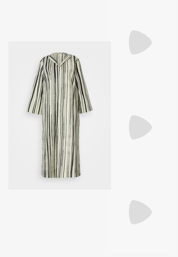 Palton lung striped în negru și crem. Are guler deschis și mâneci late, realizat dintr-un material neted și texturat cu linii verticale.; Pantof cu toc mic, cu vârf ascuțit și slingback, realizat din piele netedă, având un design decupat pe lateral pentru respirabilitate.; Geantă de umăr din piele neagră cu o textură moale, formă triunghiulară și curea ajustabilă, asortată cu o bluză cu dungi albastre deschise și pantaloni albi.; Trei inele din metal: unul roz aurie, unul auriu cu accente texturate și unul argintiu, toate cu branding gravat pe banda interioară.