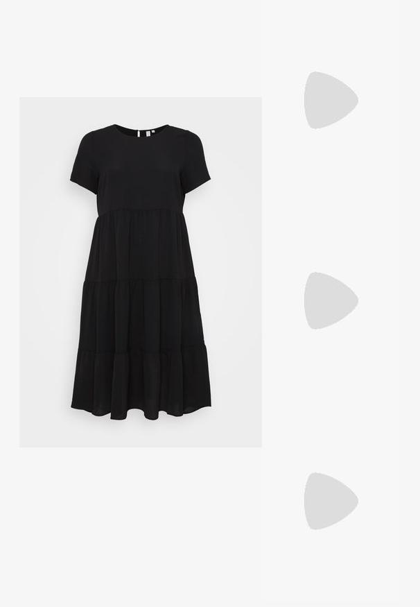 Crna haljina kratkih rukava s okruglim izrezom, slojevitog dizajna i opuštenog kroja, s otvorom u obliku ključanice na leđima i mekim tekstilom.; Crne sandale s trakama, kvadratnim prstom i niskom blok petom. Ima više tankih trakica i podesivu trakicu oko gležnja. Izrađene su od glatke kože.; Metalni zlatni clutch s glatkim, zaobljenim oblikom, s gornjim kopčom na dugme i malim lancem za nošenje.; Srebrna dvostruka prsten s glatkom, poliranom površinom. Karakterizira ga fluidan, zakrivljen dizajn s preklapajućim sekcijama za moderan izgled.