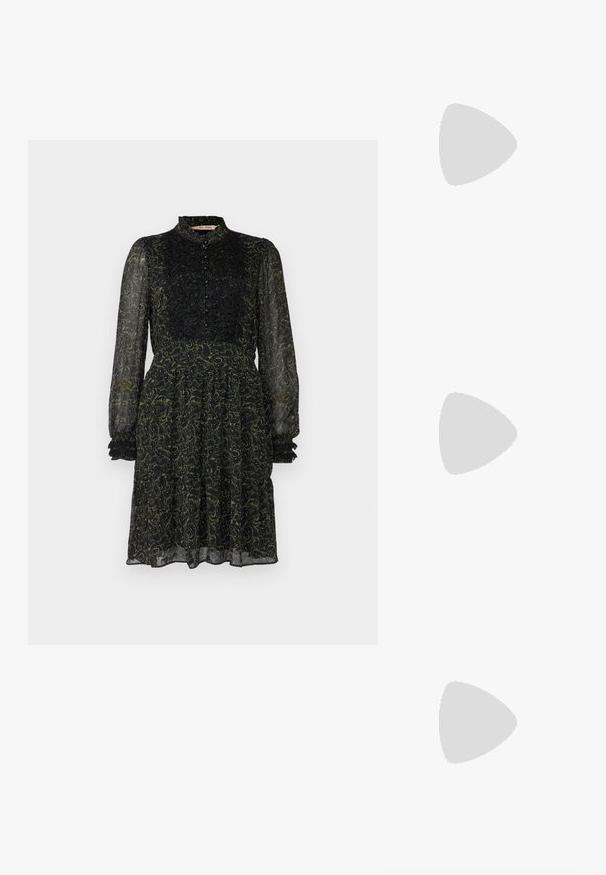 Vestido preto com mangas longas transparentes, corpete texturizado, detalhe de botões e padrão floral em verde. Apresenta um decote alto e punhos com babados.; Sabrinas de cerâmica preta com salto bloco, bico apontado e um design com recortes arredondados. Apresenta um detalhe em fivela de tom dourado.; Óculos de sol oversized pretos com lentes degradê, armações grossas e detalhes em corrente dourada nas hastes.; Bolsa preta com forma estruturada, textura suave e um fecho metálico. Combinada com calças largas pretas e sandálias de salto aberto sobre um chão de madeira.