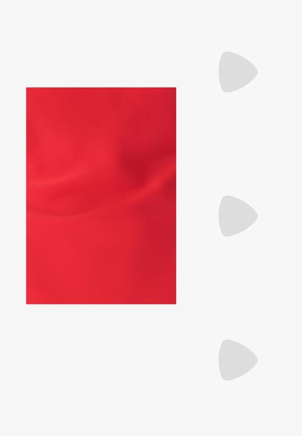 Rød stof med en glat tekstur, der udviser subtile folder og en ensartet mat finish. Ingen mønstre eller accenter er synlige.; Brune satinspidse hæle med en glat overflade, der har en lav vamp og subtil branding på indersålen. Størrelse 6½ (40).; Sort læder skuldertaske med en krøllet tekstur, guldkæde detalje og en fremtrædende guldspænde med et ovalt logo. Justerbar skulderrem.; Guldtonet rektangulær armbåndsur med en hvid skive, sølvtonede time markører og et holdbart metalled. Vandafvisende funktion inkluderet.