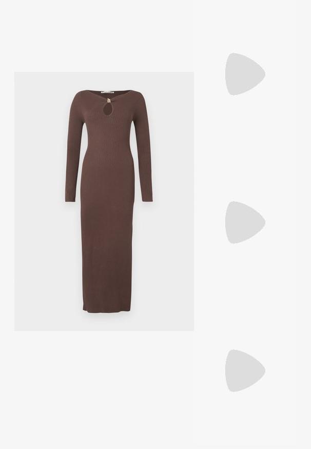 Lang, ribbet brun kjole med keyhole-utrigning, lange ermer og sidesplitter. Laget av et teksturert stoff, tettsittende silhuett.; Gull, metallisk slingback-hæler med spiss tå og chunky hæl. Glatt tekstur, minimalistisk design og en smal stropp.; Gul faux-krokodille veske med en strukturert design, toppen håndtak, avtagbar kjede stropp, og dekorativ krystallbortsettelse på låsen.; Gullfarget metalløredobber med et elegant, buet design. Har en karakteristisk spiss form, polert overflate og hengsel-lukking.