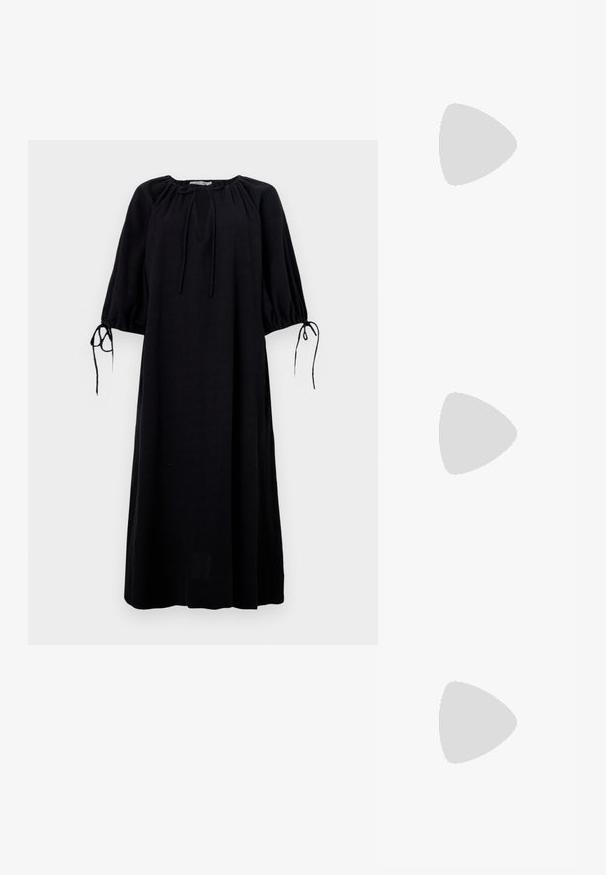 Čierne, voľné šaty s okrúhlym výstrihom, zGathered rukávmi a šnurovaním na manžetách. Vyrobené z ľahkej tkaniny. Jednofarebné.; Čierne kožené slingback opätky s špicatou špičkou, s úzkym opätkom a zlatým detailom na nastaviteľnom remienku. Hladká textúra.; Čierna kožená kabelka s oblým tvarom, jediným popruhom, zipsom a nenápadným logom na prednej strane. Hladká textúra, minimalistický dizajn.; Náušnica v zlatej farbe s prepojenými predĺženými článkami s hladkou, lesklou textúrou. Každý článok má jedinečný oválny tvar.