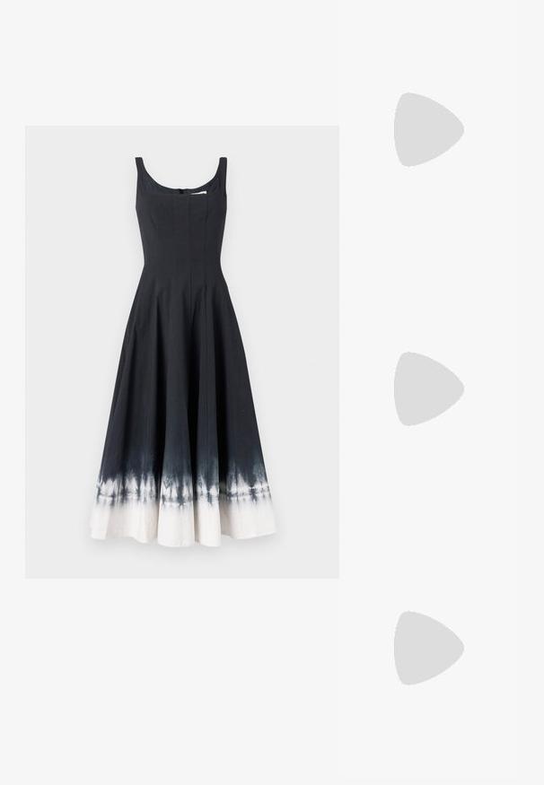 Rochie de vară din bumbac negru, cu un bust mulat și fustă evazată, având un efect ombre alb la tiv. Decolteu rotunjit și fermoar la spate.; Sandalie aurii metalice cu toc înalt, cu vârf deschis, curea la gleznă cu cataramă și talpă platformă pentru un plus de înălțime. Textură netedă.; Geantă de tote din piele neagră cu suprafață texturată, mânere duale și logo „RL” embosat pe față. Formă rectangulară, design minimalistic.; Cercei cu pandantiv din perle, având o suprafață lustruită, cu un sistem de prindere tip lever back de culoare argintie și perle albe rotunde. Design simplu și clasic.
