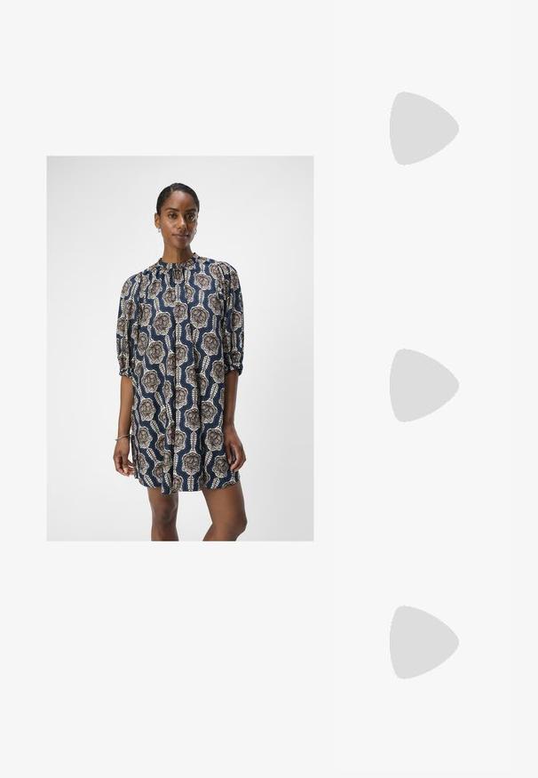Object OBJEMMI DRESS - Vapaa-ajan mekko - black/white sand; Musta korkeakorkoiset sandaalit, joissa on useita ristikko-nauhoja. Sileä materiaali, teräväkärkinen malli ja kapea korko. Säädettävä nilkkahihna soljella.; Aurinkolasit, joissa on suorakulmaiset, tummanharmaat linssit, hopeiset metallikehykset ja mustat muoviset päät. Kevyt muotoilu nenätyynyillä.; Hope hopea, joissa on kierren muotoilu, kiiltävä pinta ja takana kiinnitettävä suljin. Halkaisija noin 3 cm.