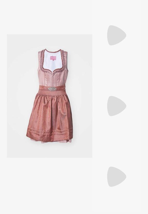 Krüger Dirndl - Dirndl; Sandały na obcasie z kwadratowym noskiem, wykonane z gładkiego, błyszczącego materiału w kolorze brązowym. Charakteryzują się zaokrąglonym wycięciem i smukłym obcasem typu stiletto. Detal w postaci srebrnej klamry.; Biała torebka o teksturze krokodyla, złote okucia, uchwyt u góry i odpinany pasek na ramię; wyposażona w zamek oraz minimalistyczny design.; Trzy pary kolczyków: duże białe perły wkrętki, złote kolczyki w kształcie kół z przezroczystymi kamieniami, oraz dwa długie, proste złote kolczyki akcentujące z błyszczącymi detalami.