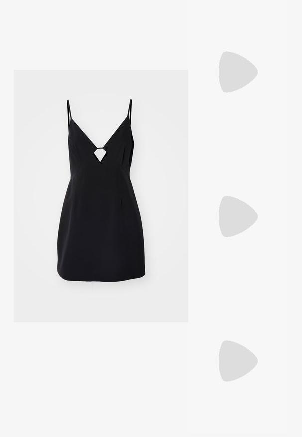 Musta hihaton mekko, jossa on V-pääntie ja timantin muotoinen aukko rinnassa. Valmistettu sileästä kankaasta, jossa on tiukka siluetti.; Musta nahka slingback-kengät, joissa on terävä kärki, kapea korko ja koristeellinen rusetti. Sileä pinta ja tyylikäs muotoilu.; Hopeinen metallinen olkalaukku, jossa on sileä pinta, kaareva muotoilu, ketjuolkaimet ja kiiltävä etupaneeli, jossa on hienovarainen logon kaiverrus.; Hopeakorvakorut, joissa on virtaava, spiraalimainen muotoilu. Sileä pinta, jossa on kiiltävä viimeistely. Ominaisuuksina hienovarainen kiilto ja ei näkyviä koristeita.