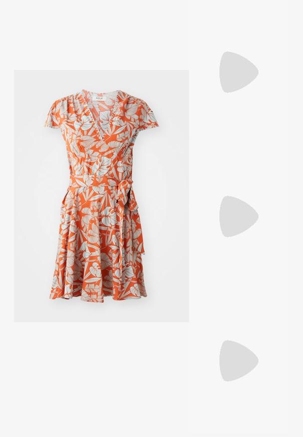 Vestido envolvente naranja con un patrón floral en blanco y azul claro, mangas cortas, cintura ajustada y un lazo en el costado.; Botas de vaquero de cuero marrón con punta afilada y tacón cuadrado, que presentan costuras detalladas y acentos elevados en el caño.; Gafas de sol estilo ojo de gato con montura de carey negra y naranja, lentes marrones y puntas elegantes y afiladas. Presenta un logo minimalista en la patilla.; Pequeño bolso de mano crema con un acabado texturizado, una correa larga y ajustable, un acento de cadena y cierre de solapa. Detalles en hardware dorado.