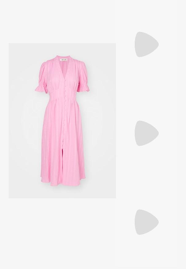 Diane von Furstenberg ERICA DRESS - Dnevna haljina - rose pink; Crne kožne cipele s povišenim petama, uskog vrha, tanke petice i zlatnim detaljem u blizini narukvice. Glatka tekstura i jednostavan dizajn.; Crna torba od teksturirane kože, s dijamantnim uzorkom, zlatnim lancem kao naramenicom i gornjom drškom s preklopom sa ugraviranim logotipom.; Naušnice zlatne boje s fluidnim, zakrivljenim dizajnom. Svaka naušnica ima glatku površinu i mali zatvarač s ukrasnim detaljem.