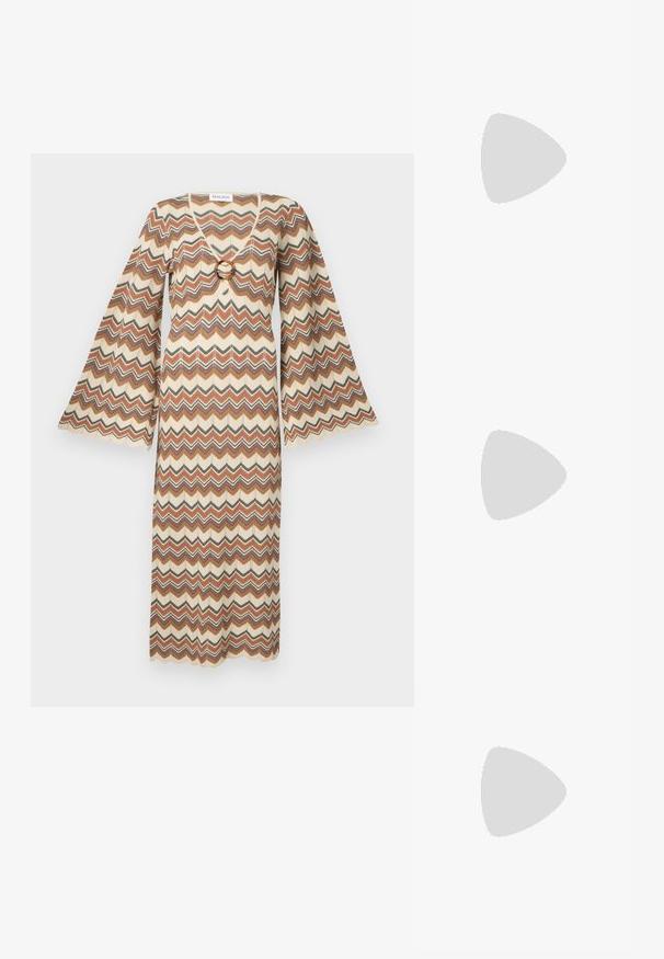 Zigzag mintázatú maxi ruha bézs, barna és zöld árnyalatokban. Harangujjakkal és kör gyűrűs díszítéssel a nyakláncban.; Fekete lakk magas sarkú szandál négyzet alakú orral, bokapántokkal és ezüst csatokat tartalmaz. Masszív blokk sarka a stabilitásért felel.; Négyzet alakú, tiszta lencséjű szemüveg vékony ezüst fém kerettel és fekete acetát végződésekkel. Minimalista kialakítással, amely elegáns megjelenést biztosít.; Fekete bőrtáska ívelt formával, levehető pánttal és arany színű fémrészekkel. A táskán egy csattal díszített fedél található.
