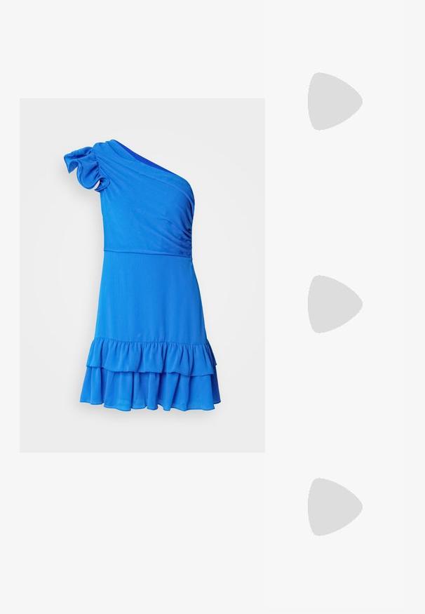 Robe bleue asymétrique en tissu doux, avec un ourlet volé et des détails texturés sur le buste.; Sandale à talons hauts blanche avec une base de orteil plate, devant texturé avec des accents froncés et une fine bride à la cheville.; Sac à main rembourré couleur crème avec une poignée incurvée et une fermeture éclair. Présente une texture lisse et une forme ronde pour un look contemporain.; Boucles d'oreilles en métal argenté avec un design ondulé et sculptural, présentant une finition polie et des formes irrégulières, mettant en valeur une esthétique contemporaine.