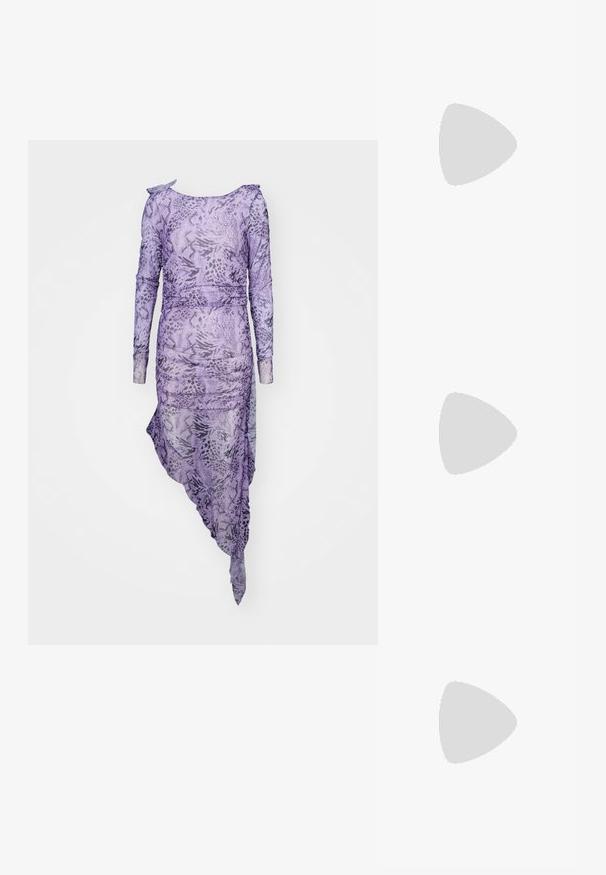 Cras CHARM DRESS - Robe de soirée - wild lavender; Ballerines noires en cuir, à bout pointu, design minimaliste, texture lisse, talon bas, sans matériel ni embellissements visibles.; Sac bandoulière en cuir noir avec une texture lisse, de forme rectangulaire et un détail en chaîne métallique à l'avant. Sangle réglable incluse.; Boucles d'oreilles en ton argent, au design en anneau torsadé, présentant une surface texturée et des détails nervurés, sécurisées par une fermeture à tige.