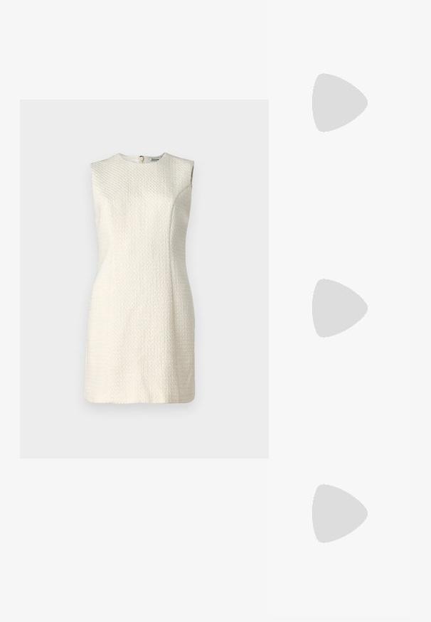 Robe sans manches crème en tissu texturé avec un col montant. Présente une fermeture éclaire dissimulée au dos et une silhouette cintrée.; Chaussure slingback en cuir verni noir avec un embout pointu, des brides de cheville avec des boucles en argent et des éléments en métal, et un talon fin.; Sac à main en cuir noir avec une forme courbée, bandoulière amovible et des accessoires en or. Le sac est doté d'un rabat avec un détail de boucle.; Boucles d'oreilles dorées présentant des formes texturées et ondulées. Comprend des clips sculpturaux et un design de créoles ouvertes avec une finition martelée.