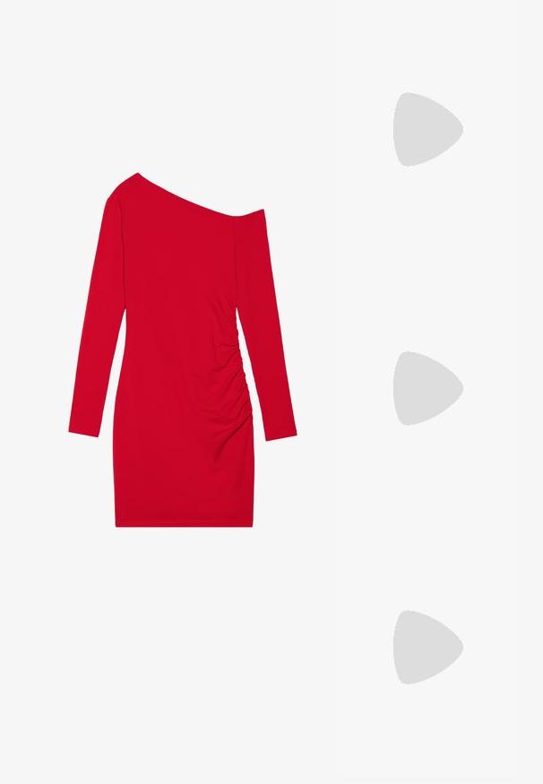 Červené dlouhé šaty s asymetrickým výstřihem, shromážděnou texturou na jedné straně a přiléhavým střihem. Vyrobené z elastické látky.; Bílé lakované kožené lodičky na vysokém podpatku s špičatou špičkou a hladkým povrchem, vybavené štíhlým podpatkem a nízkým střihem kolem otvoru.; Černé sluneční brýle s osmistěnným rámem, tmavými skly, lesklým plastovým materiálem a stříbrným logem na jedné straně.; Kabelka na zápěstí Michael Kors v béžové potažené plátno s opakujícím se vzorem loga MK, zlatými kovovými doplňky a odnímatelným řetízkovým popruhem.; Zlaté kovové náušnice s vlnitým designem; hladký, lesklý povrch; asymetrický tvar; žádné viditelné vzory nebo hardware.