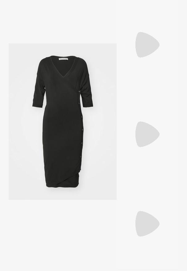 Schwarzes Wickelkleid mit V-Ausschnitt, kurzen Ärmeln und seitlichem Knopfverschluss. Hergestellt aus glattem Stoff, zeigt es eine drapierte Silhouette.; Schwarzer Lederflatschuh mit runder Zehenform, einem verstellbaren Schnallenriemen und einer glatten, glänzenden Oberfläche. Minimalistisches Design mit einem niedrigen Absatz.; Braune Lederbörse mit einem gemusterten Stoffvorderteil. Verfügt über einen goldenen runden Verschluss und einen Kettenriemen, glatte Textur und abgerundete Kanten.; Texturierter Silberring mit organischer Form, der ein gewelltes Band und eine raue Oberfläche aufweist. Mit eingraviertem Logo im Inneren des Bands.