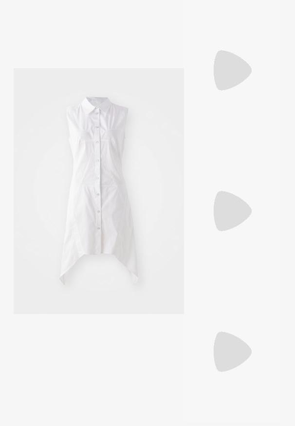 Valge ilma varrukateta kleit, millel on kraega kaelus, ees nööb Closure, kaks rinna taskut ja asümmeetriline alläär. Valmistatud kudumiskangast.; Must musta põlvik, terava ninaga, millel on ümber pahkluu ümar rihm ja madal, kergelt kitsenev konts. Sile tekstuur.; Valge siidist sall, millel on korduv must geomeetriline muster, ümbritsetud soliidse musta äärega. Kerge ja sujuva tekstuuriga.; Must musta krokodillimustriga nahast käekott, millel on struktureeritud disain, ülemine käepide, reguleeritav rihm ja silmapaistev esiküljel logo detail.