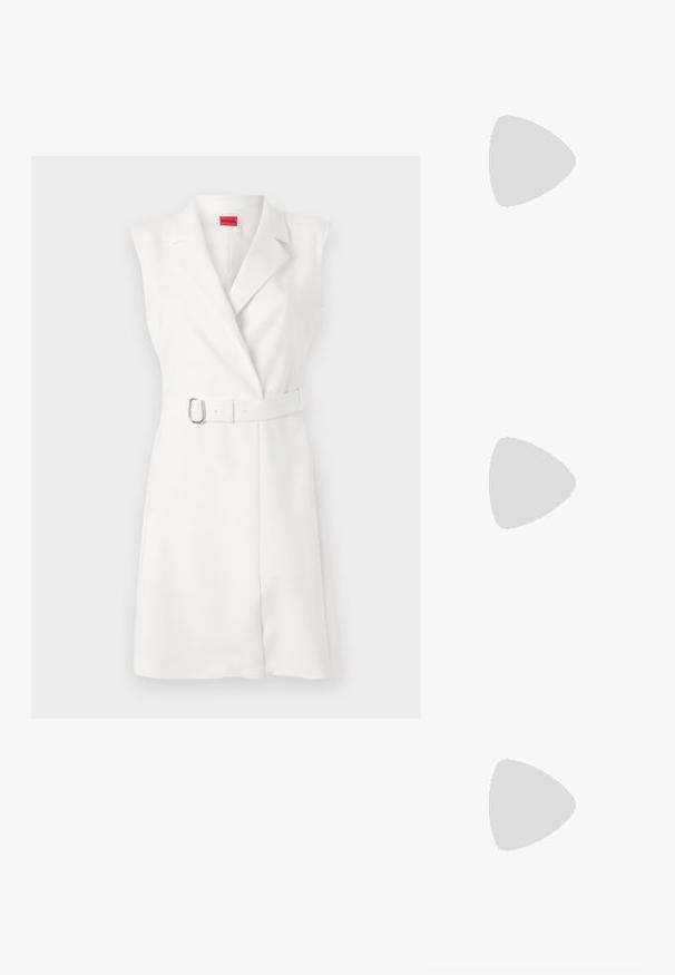 Vestido blanco sin mangas con un diseño ajustado, cuello tipo solapa y un cinturón a juego con una hebilla plateada. Textura suave, hasta la rodilla.; Sandalias de tacón cuadrado en color beige con tiras delgadas y punta cuadrada. Material suave con un diseño minimalista, diseñado para facilitar su uso.; Bolso de mano de cuero blanco con forma curvada, con un logo "CK" en relieve en la parte delantera y una sola correa para el hombro. Cierre de cremallera en la parte superior.; Pendientes de aro plateados con un diseño texturizado que presenta estrías verticales. Forma circular con un cierre de seguridad. Acabado suave.