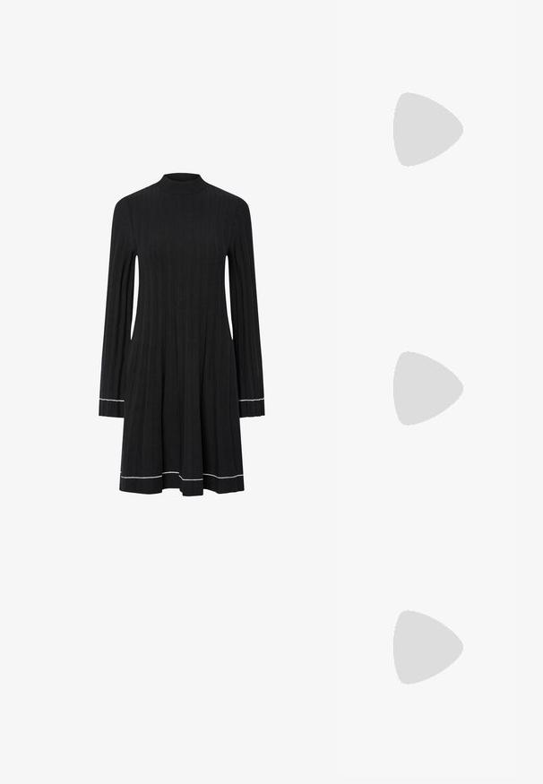 Abito lungo a maniche lunghe in maglina nera a coste con colletto alto e dettagli in bianco su polsini e orlo.; Scarpa con tacco alto a punta, con una combinazione di colori argento, oro e nudo. Finitura lucida con design a ritaglio, con tacco a stiletto.; Borsa a pochette metallica argentea con una forma morbida e arrotondata e chiusura superiore annodata. Realizzata in materiale sintetico morbido.; Orecchini a cerchio in argento con un design minimalista. Forma circolare, superficie liscia e profilo sottile. Leggeri con una finitura lucida.