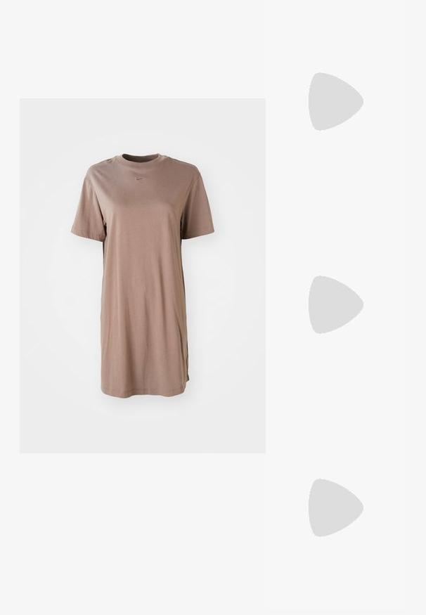 Brązowa sukienka T-shirt z krótkim rękawem i okrągłym dekoltem, wykonana z gładkiego materiału. Posiada małe logo Nike na piersi oraz boczne rozporki.; Czółenka na wysokim obcasie z wąskim noskiem w kolorze srebrnym, złotym i nude. Lśniące wykończenie z wycięciami, z obcasem w stylu stiletto.; Srebrna metaliczna torba worek o miękkim, zaokrąglonym kształcie i zawiązywanym z góry zapięciem. Wykonana z gładkiego materiału imitującego skórę.; Srebrne kolczyki w kształcie obręczy z skręconym wzorem, z polerowanym wykończeniem i zapięciem na sztyft. Mają średnicę około 3 cm.