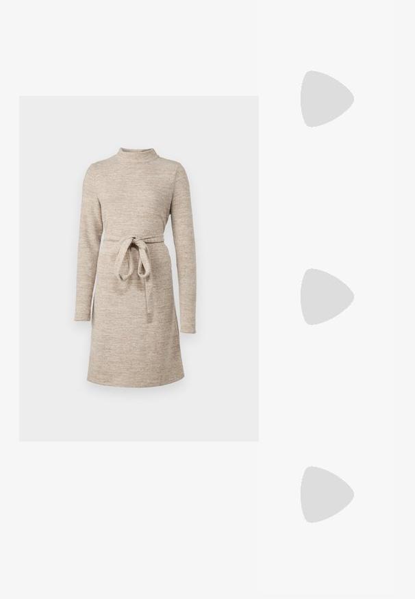 Bež pletena obleka z ovratnikom, dolgimi rokavi in tkanim pasom na pasu. Mehak material in A-linijski kroj, do kolen.; Črne visoke sandale na peto imajo tanke naramnice z vozlom, gladek kvadratni toe in eleganten stiletto peto.; Svetlo siva kovinska torbica z verižnim ročajem, okrašena z majhnimi okroglimi kovinskimi bleščicami in trikotnim logotipom blagovne znamke.; Srebrne uhane z gladko, kapljično obliko in poliranim finishem. Nežna graviranja dodajajo detajle. Minimalističen dizajn.
