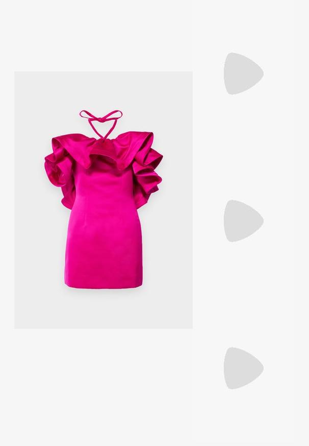 Minimekko fuksian värissä, jossa on ylisuuria rypytettyjä hihoja ja naruolkaimet. Suunniteltu sileästä satiinista, kiinteä silhuetti ja vähäiset saumat.; Mustat nahkakengät, joissa on avonainen takaosa ja kärjessä terävä muoto, koristevyöt, joissa on metalliset reiät, sekä matala lohkoepohja. Teksturoitu pinta.; Musta lakattu nahkalaukku suorakaiteen muotoisena, ketjuhihnalla ja erottuvalla varustusesineellä keskellä. Siveltimellinen pinta.; Hopeakuvioiset sydämen muotoiset rakkaussulkeet, joissa on kaiverrettu "KYLLÄ" ja "EI" -tekstit, kiiltävä pinta, symmetrinen muotoilu ja kestävä metalliovi.