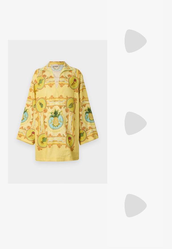 Alemais LA MUSICA TUNIC DRESS - Vapaa-ajan mekko - lemon; Mustat flip-flopit, joissa on röpelöinen kumipohja, kaksi hoikkaa remmiä ja hillitty, kohokuvioitu logotyyli remmissä.; Tory Burch Aurinkolasit - black; Pyöreä olkakassi oljista, joissa on ruskeat nahkahandles ja irrotettava hihna. Sisältää vihreitä lehtiä ja kaksi keltaista virkattua hedelmäkoristetta.