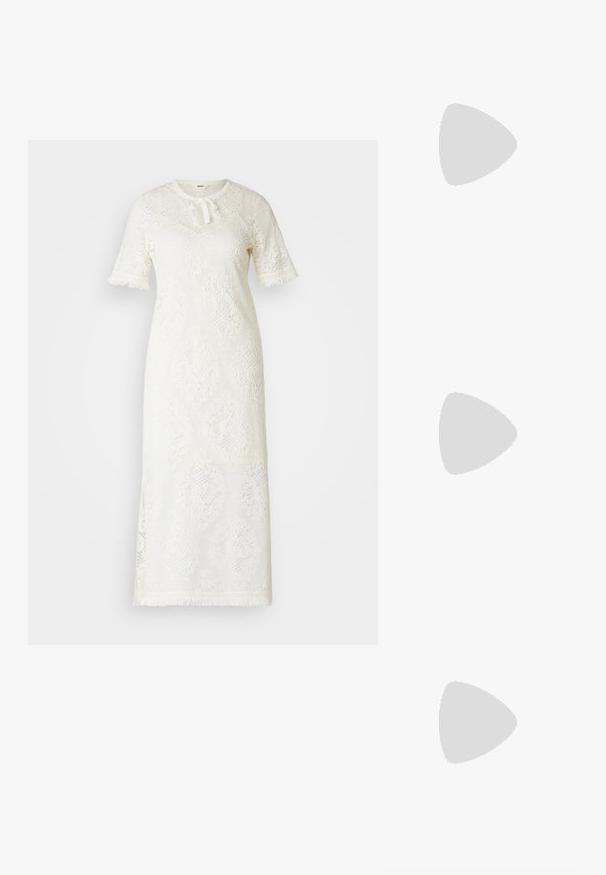 Robe en dentelle blanche avec des manches courtes, un col rond avec un détail à nouer, des motifs élaborés et des accents de franges au niveau de l'ourlet.; Escarpins en cuir verni noir avec bout pointu et talon bloc géométrique. Présente un design élégant et minimaliste ainsi qu'une texture lisse.; Sac à main en cuir noir avec une forme courbée, bandoulière amovible et des accessoires en or. Le sac est doté d'un rabat avec un détail de boucle.; Boucles d'oreilles en ton argent, au design en anneau torsadé, présentant une surface texturée et des détails nervurés, sécurisées par une fermeture à tige.
