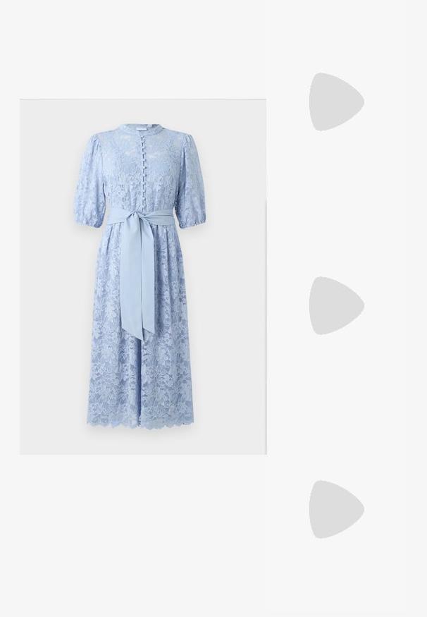 Svetlo modra čipkasta obleka s kratkimi napihnjenimi rokavi, gumbasto sprednjo stranjo in usklajeno pasovno zavezo na pasu. Detajl z valovitimi robovi.; Čevlji z visoko peto in konico, v barvni kombinaciji srebrne, zlate in nude. Sijajna obdelava z izrezljanim dizajnom, z igličasto peto.; Srebrna kovinska torbica z mehko, zaobljeno obliko in zavezano zgornjo zaporo. Narejena iz gladkega umetnega usnja.; Srebrne uhane v obliki obroča z minimalističnim dizajnom. Krožna oblika, gladka tekstura in tanek profil. Lahki s poliranim zaključkom.