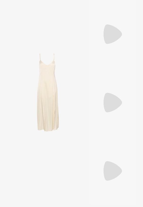 Ivory satin liukuva mekko ohuiden spagettiolkainten kanssa, syvällä V-puolella ja virtaavalla nilkkapituudella. Sujuva pinta ja vähäiset saumat.; Mustat lakatut korkokengät, joissa on avonaiset sivut, säätömahdollisuus nilkkahihnassa ja teräväkärkinen muoto. Suora pinta.; Mustat ylisuurten kehysten aurinkolasit, joissa on liukuväri-linssit, paksut kehykset ja kultasävyiset ketjustuskoristeet temppeleissä.; Musta käsilaukku, jossa on rakenteellinen muoto, sileä pinta ja metallinen solki. Yhdistetty leveisiin mustiin housuihin ja avonaiheisiin sandaaleihin puulattialla.