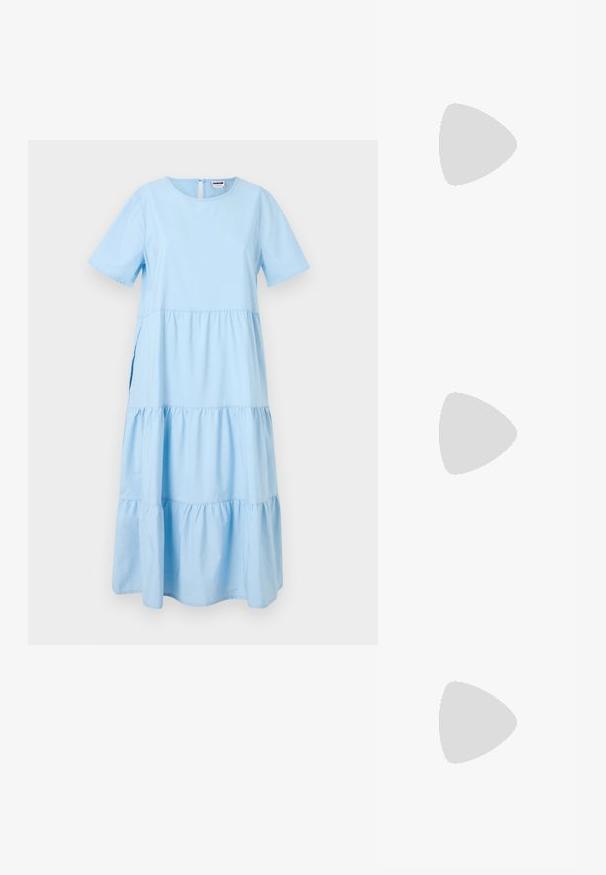 Vestido de algodão azul claro com decote redondo e mangas curtas. Apresenta um design em camadas e um fecho com botão nas costas.; Sapatilha alta de tela branca com sola de borracha preta, bico de borracha na frente e seis ilhós para os atacadores, apresentando um design limpo e minimalista.; Óculos de sol tortoiseshell castanhos com um formato vintage de olho de gato e lentes castanhas. Apresenta braços curvados com acentos vermelhos.; Brincos em argola dourados com um acabamento liso e brilhante. Design circular com um pequeno pino e suporte transparente para um uso seguro.