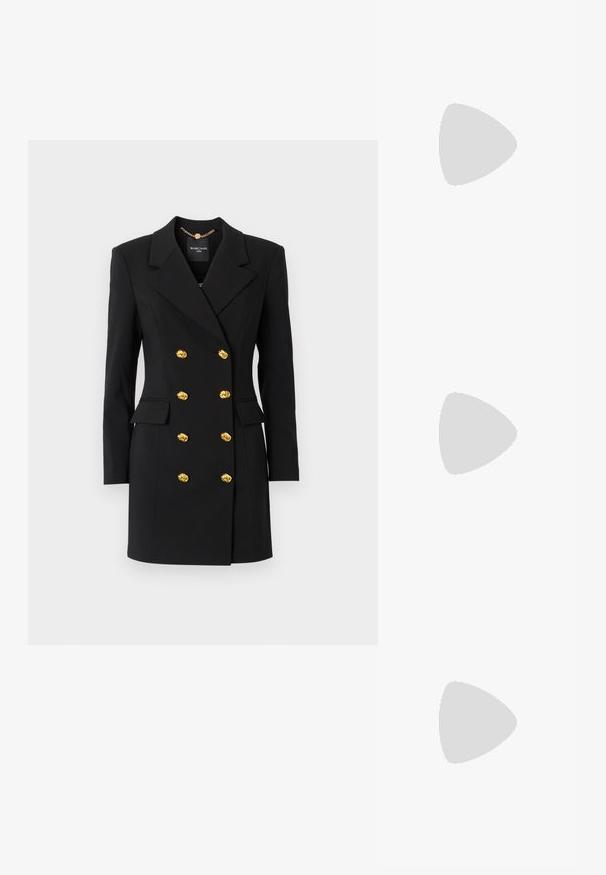 MARCIANO BY GUESS WELL SUITED - Kasdienė suknelė - jet black; Juodas odinis baleto batas, su smailiu pirštu, minimalistinio dizaino, lygiu paviršiumi, žemo profilio kulnu, be matomos aparatūros ar papuošimų.; Juodas odinis rankinės su tekstūruota apdaila, turintis dvi viršutinės rankenos, nuimamą peties diržą ir sidabrinį užsegimą.; Aukso žiediniai auskarai su tekstūruotu dizainu ir trimis skaidriais kristalais vienoje pusėje, suteikiantys modernią geometrinę estetiką.
