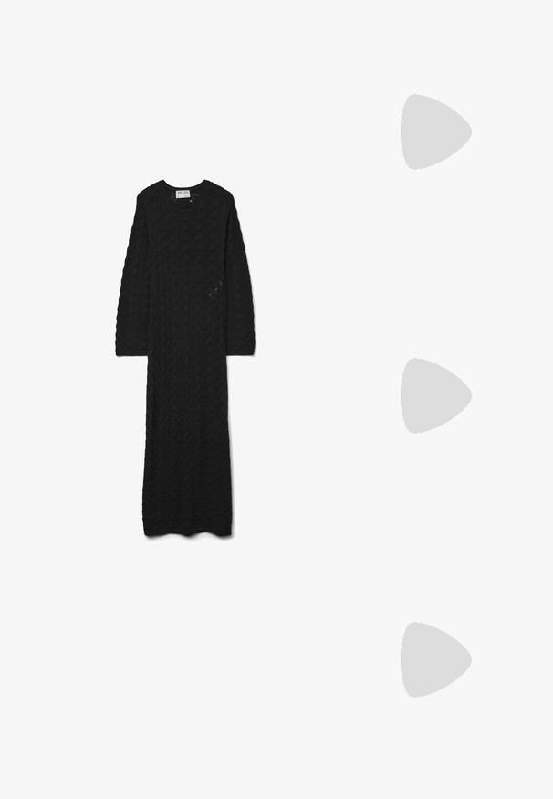 Abito nero lavorato a maglia con un motivo testurizzato, dotato di scollatura rotonda e maniche lunghe, che arriva fino alla caviglia.; Ballerine beige con punta affusolata, sovrapposizione in rete e cinturino laterale con fibbia. Suola piatta con una texture liscia.; Occhiali da sole neri e oro con lenti verdi, dotati di forma a occhio di gatto, accenti metallici e una montatura testurizzata.; Borsa a spalla nera realizzata in materiale liscio, con forma curvata, zip dorata e un accento con logo in rilievo dorato sul davanti.