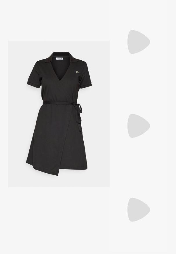 Čierne oblečenie vo forme šiat vyrobené z hladkej tkaniny, s golierom, krátkymi rukávmi, opaskom na viazanie v páse a logom Lacoste.; Béžové ploché sandále s viacerými štíhlymi popruhmi a nastaviteľnou prackou. Podrážka je plochá s jemným tmavým kontrastom na okraji.; Čierna kožená crossbody taška s hladkou textúrou, obdĺžnikovým tvarom a kovovým reťazovým detailom na prednej strane. Súčasťou je nastaviteľný popruh.; Strieborné náušnice v dizajne skrúteného krúžku, s textúrovaným povrchom a drážkovanými detailmi, zabezpečené pomocou klipsne.