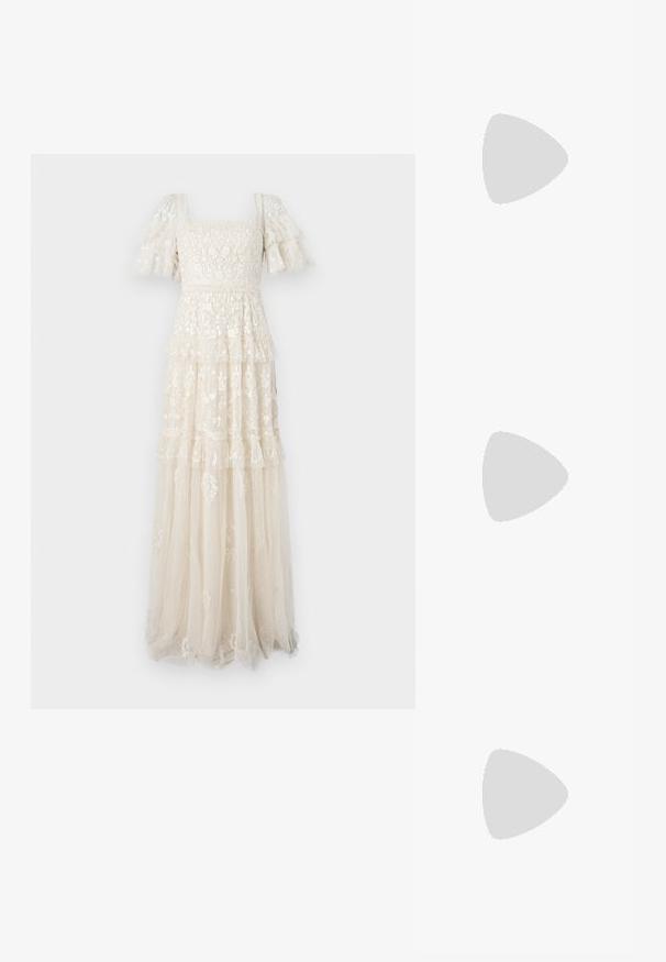 Spitzenkleid in hellem Elfenbein mit kurzen, rüschierten Ärmeln und einem Quadrat-Ausschnitt. Verfügt über ein geschichtetes, gestuftes Design und floralem Stickereien.; Schwarze Lack-Slingback-Pumps mit spitzem Zehenbereich, versehen mit strukturiertem Schlangenprint, verstellbarem Riemen und einem kurzen, strukturierten Blockabsatz.; Schwarze Leder-Umhängetasche mit zwei vorderen Taschen, goldenen Schnallen, Reißverschluss und einem schmalen Tragegurt. Texturierte Oberfläche und kompakte rechteckige Form.; Goldfarbene Metall-Hoops mit einer geschwungenen, länglichen Form. Sie verfügen über eine glatte, glänzende Oberfläche und eine abgerundete Spitze für zusätzliche Details.