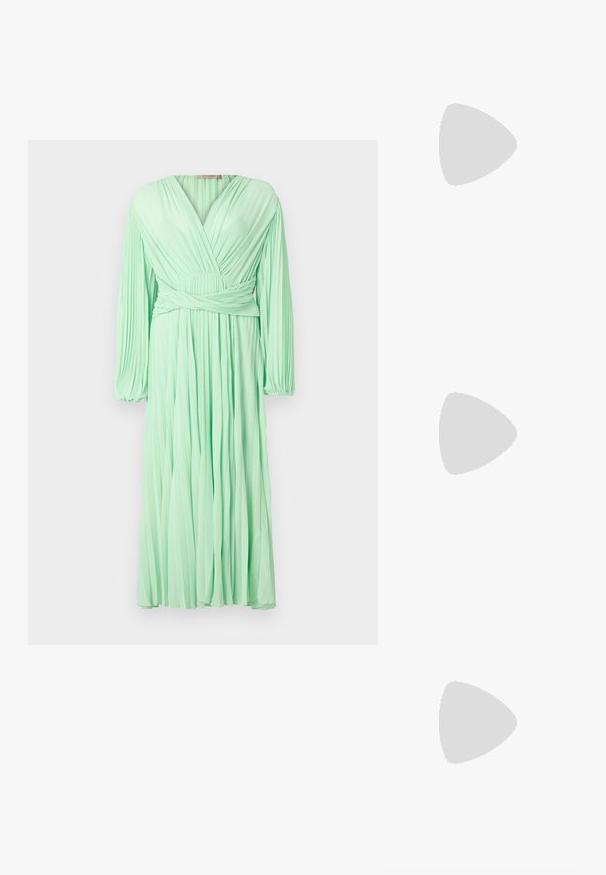 Mint zeleno plisirano obleko z V-izrezom in dolgimi rokavi, ki ima detajl ovijanja okoli pasu in padajoč material.; Črne čevlje s koničastimi nosovi in slingback obliko z nizko peto, izdelane iz gladke usnjene materiale ter s črtasto zasnovo na strani za prezračevanje.; Črna usnjena torba preko rame z mehkimi teksturami, trikotno obliko in nastavljivim trakom, v kombinaciji z svetlo modro črtasto srajco in belimi hlačami.; Trije kovinski prstani: eden rožnato zlati, eden zlat z teksturiranimi detajli in eden srebrn, vsi z vgraviranim logotipom na notranji strani.